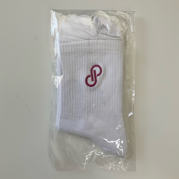 New Poshmark Logo White Crew Socks - Picture 1 of 4